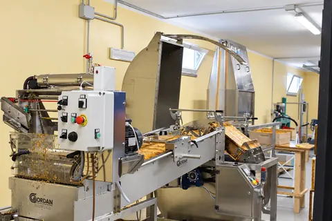 Linea di smielatura in acciaio inox, nel laboratorio